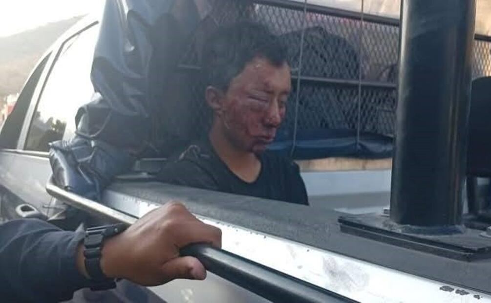 Un grupo de habitantes sometió al presunto ladrón, lo desvistió, golpeó y lo amarró a una camioneta. Foto: Especial