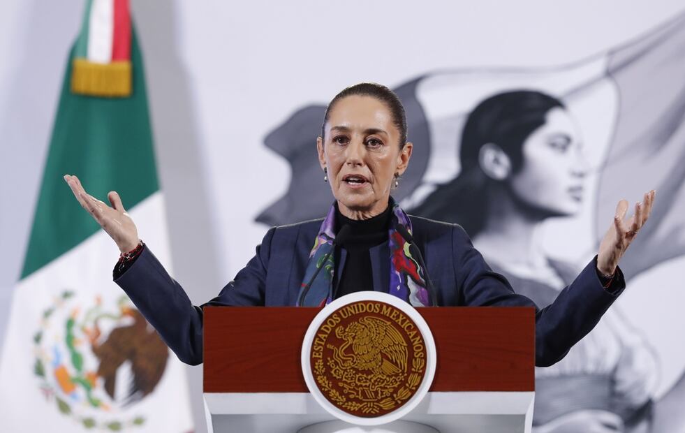 Tras la reunión con los padres de los 43 normalistas desaparecidos de Ayotzinapa, la presidenta Sheinbaum Pardo informó que se están siguiendo nuevos instrumentos de investigación con un nuevo equipo de trabajo para poder llegar a más detenciones y a la verdad y a la justicia. Foto: EFE