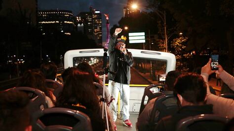 Así es es el Turibús nocturno con show de stand up incluido