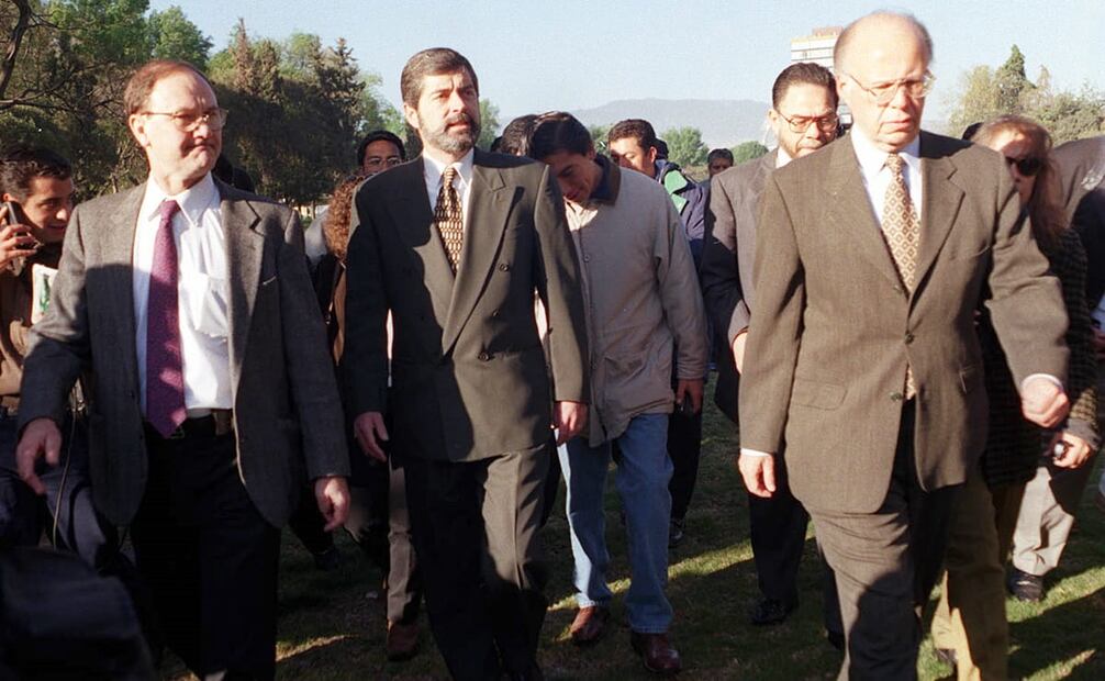 Juan Ramón de la Fuente y algunos de sus colaboradores –entre ellos José Narro, futuro sucesor en la rectoría– recorriendo el campus central de la UNAM tras la irrupción de las fuerzas policiacas en febrero de 2000. Foto: Saúl Navarro/Archivo EL UNIVERSAL.