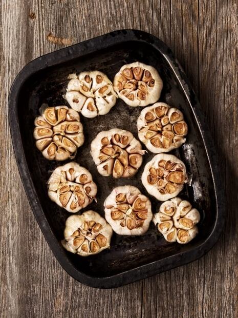 Haz ajo rostizado y úntalo en todo 