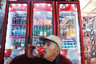 Oposición critica pacto entre refresqueras y Morena; impuesto a bebidas sin calorías se reduce de 3.08 a 1.5 pesos