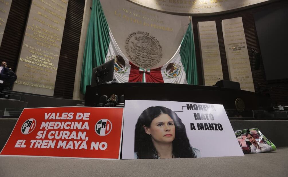 Colocan cartel en el pleno de la Cámara de Diputados con la leyenda "Morena mató a Carlos Manzo" (05/11/2025). Foto: Gabriel Pano / EL UNIVERSAL