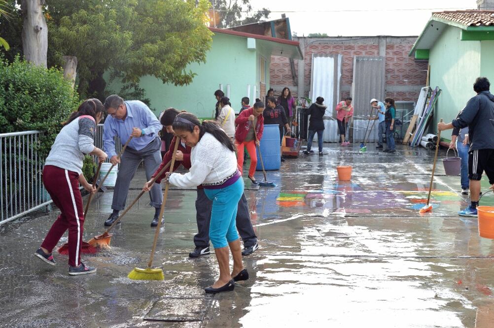 En el municipio de Chimalhuacán más de 120 viviendas resultaron afectadas por la fuerte lluvia que se registró, algunos habitantes tuvieron que sacar el agua de sus hogares (EMILIO FERNÁNDEZ. EL UNIVERSAL)