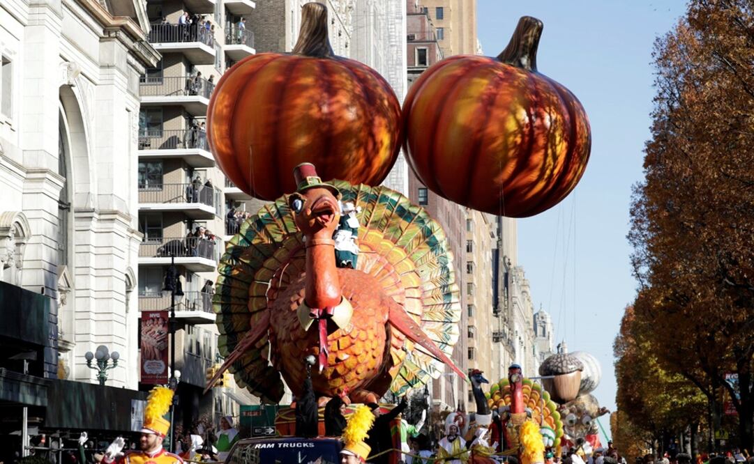 Mientras en Nueva York se lleva a cabo un desfile con enormes globos en conmemoración al Día de Acción de Gracias (Foto: EFE)