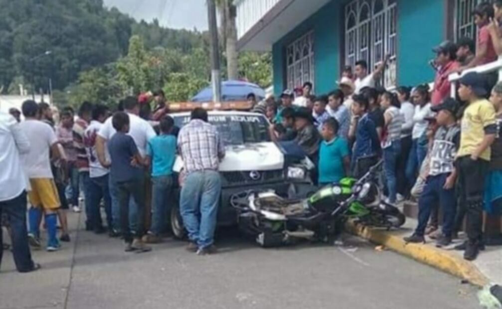 Incendian patrulla y agreden a policías que atropellaron a dos en Veracruz