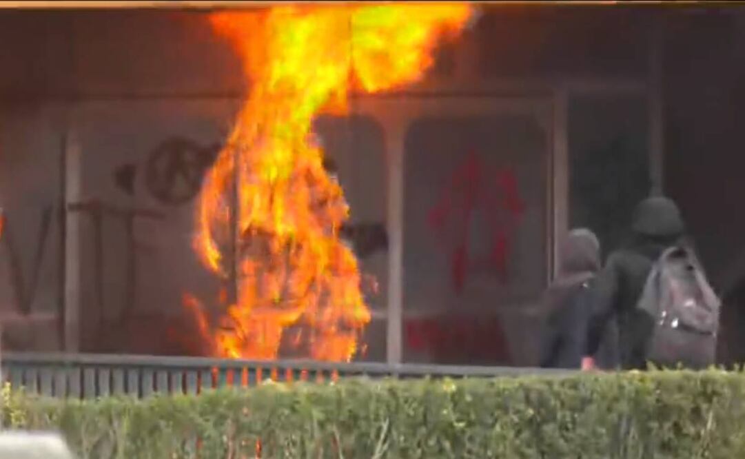 Manifestantes encapuchados prenden fuego a puerta de la Rectoría de la UNAM / Captura de pantalla ForoTv