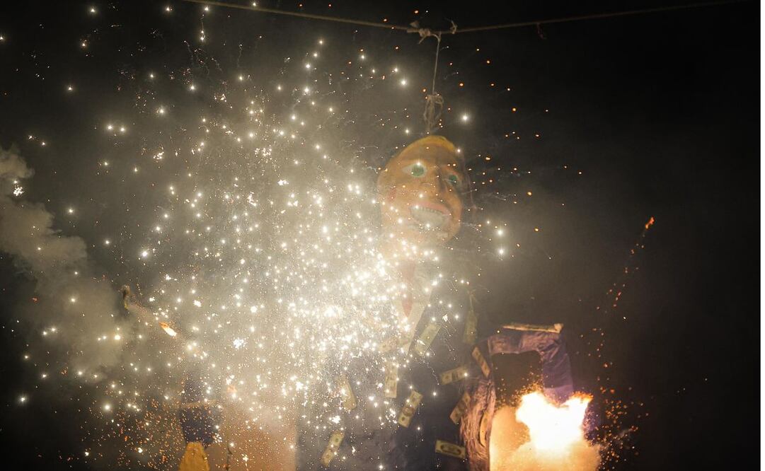 La noche de ayer se llevó a cabo la tradicional quema de Judas en la Merced Balbuena. Destacó la quema de figuras del presidente de los Estados Unidos, Donald Trump.

FOTOS Gabriel Pano El Universal