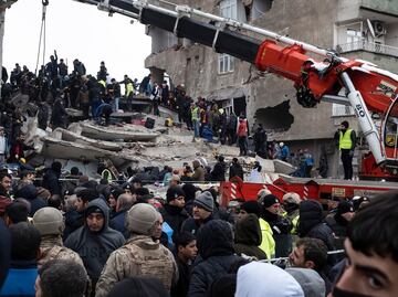"¡Ayuda, ayuda, por favor!": Videos muestran a personas atrapadas en los escombros tras terremoto en Turquía