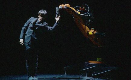 Huang Yi baila con un robot llamado KUKA y experimenta nuevos movimientos