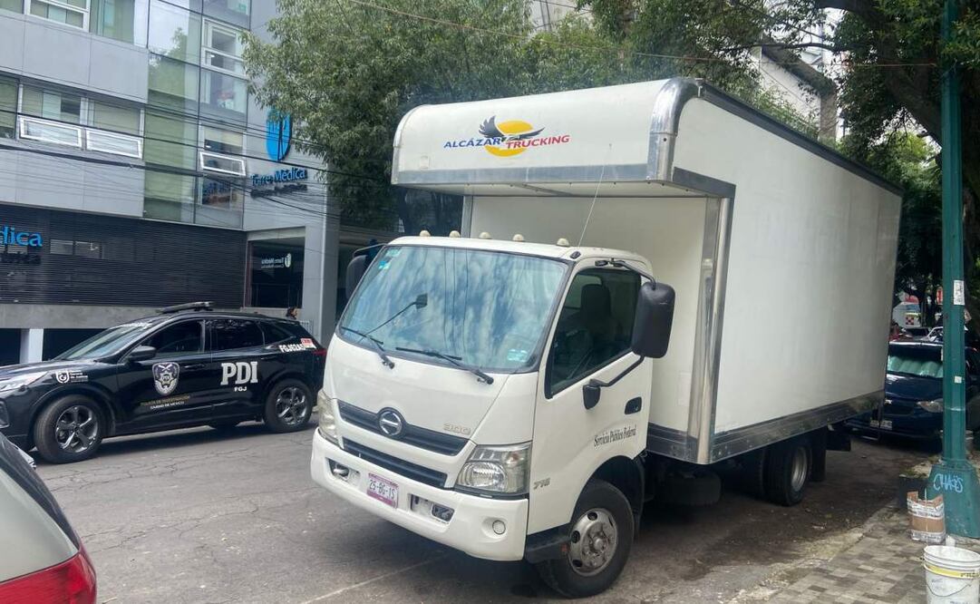 Un hombre fue hallado sin vida este jueves al interior de un camión de reparto estacionado sobre Eje 4 Sur. (07/08/25) Foto: Luis Camacho