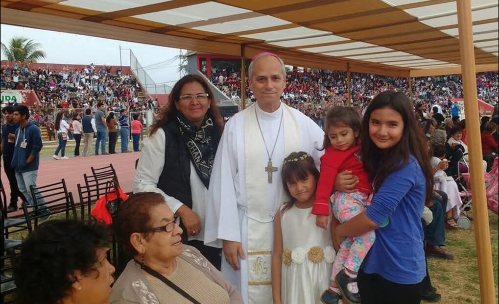 Foto cedida por la familia Milagros Villanueva Reyes donde posan en 2018 algunos de sus integrantes junto al entonces obispo Robert Prevost, en Chiclayo, Perú. Foto: EFE