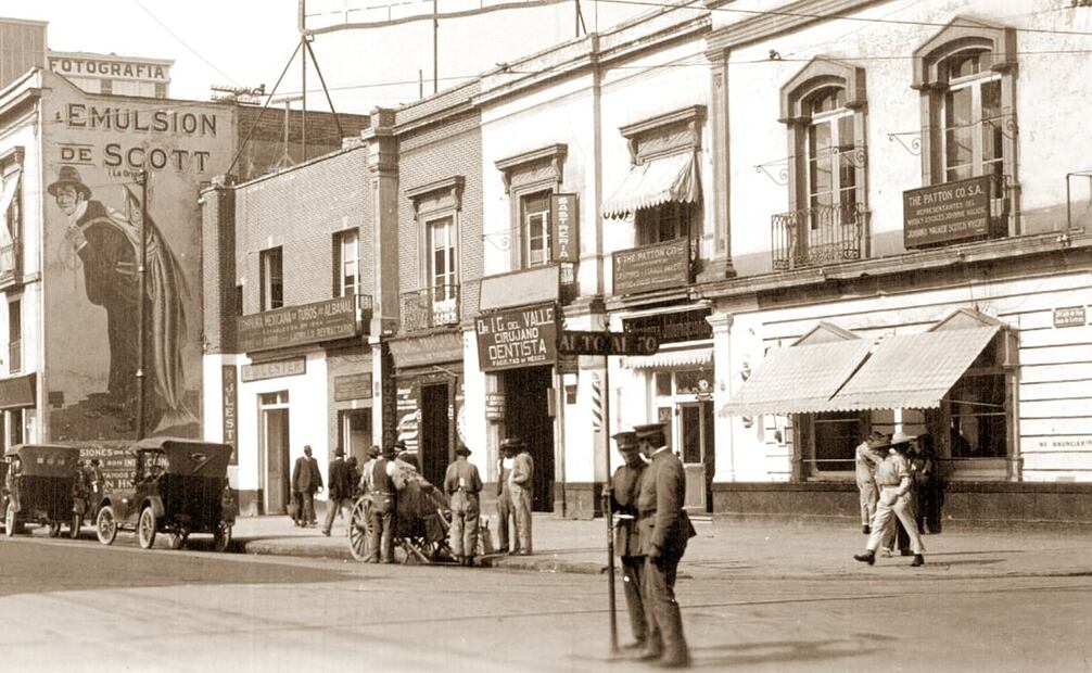 Aspecto del tránsito que había en avenida Madero, en el centro capitalino, en los años 20. Col. Carlos Villasana.