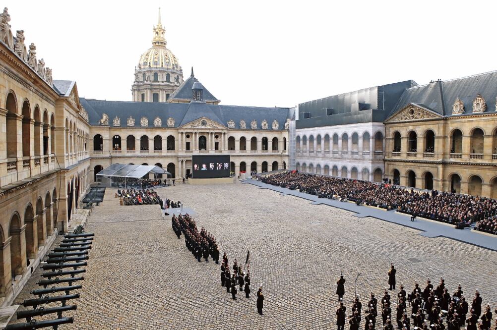 El Palacio de los Inválidos fue el lugar donde ayer Francia, junto con algunos invitados extranjeros, recordó a quienes perdieron la vida en los ataques en París (FRANCOIS MORI. AP)