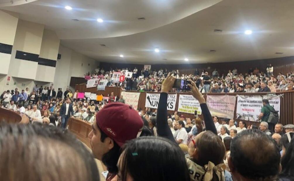 Al grito de “fuera Rocha” y “queremos paz”, manifestantes protestan dentro de la sede del Poder Legislativo en Sinaloa (30/01/2025). Foto: Especial