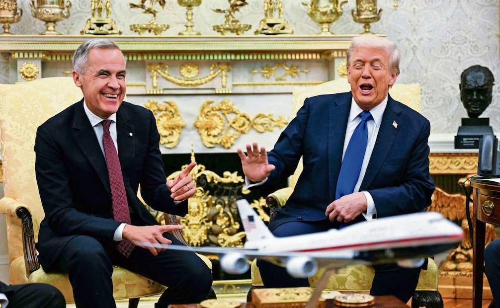 Mark Carney, primer ministro canadiense, y Donald Trump, presidente de Estados Unidos, durante su encuentro en la Oficina Oval en Washington. Foto: Shawn Thew / EFE