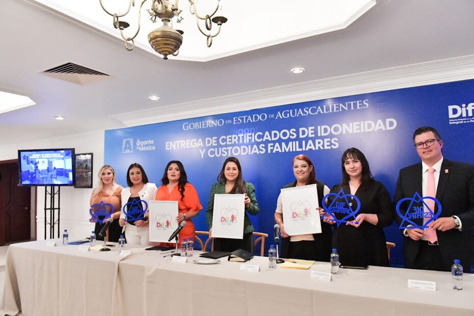 Tere Jiménez entregó las custodias y constancias de idoneidad, a las familias que decidieron adoptar. (Foto: especial)