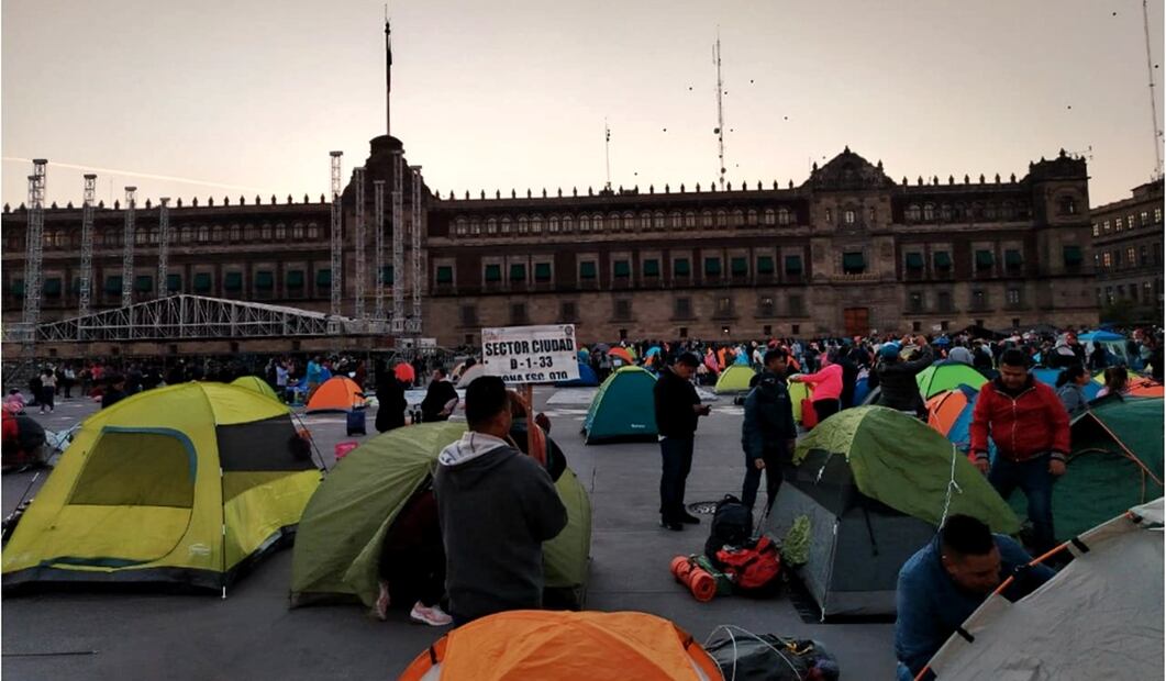 Integrantes de la CNTE instalaron un plantón la madrugada, del miércoles 19 de marzo de 2025, en el Zócalo de la Ciudad de México, como parte del paro de labores de 72 horas en protesta a la iniciativa de reforma a la Ley del ISSSTE. Foto: Eduardo Dina/EL UNIVERSAL