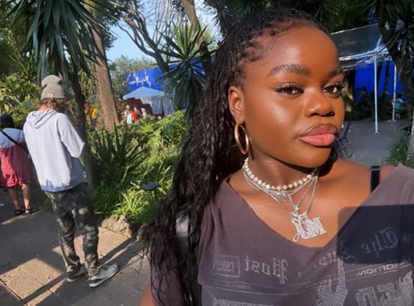 Mercy James, hija de Madonna, frente a la facha de la Casa Azul, museo de Frida Kahlo, ayer 17 de abril.
Foto: Instagram