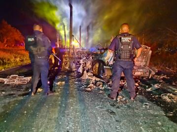 Queman vehículos en carreteras de Michoacán; autoridades atienden bloqueos en 4 puntos