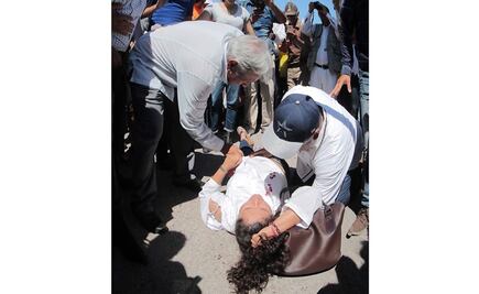 AMLO ayuda a mujer que cayó al aferrarse a su auto