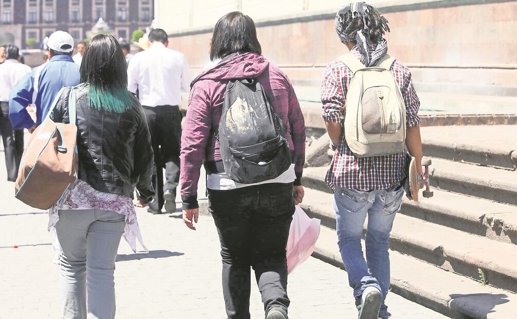 Casi la mitad de los jóvenes en edad de cursar bachillerato ya no estudia, y quienes trabajan lo hacen mayoritariamente en condiciones informales y mal remuneradas. Foto: Archivo/ EL UNIVERSAL