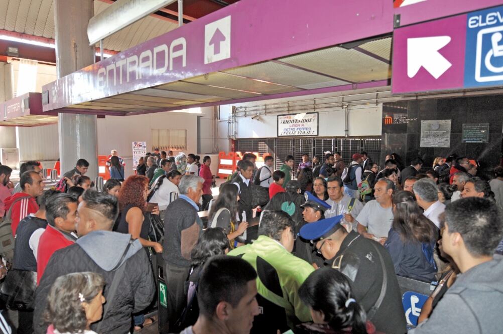 El funcionamiento de Pantitlán de la Línea A se vio afectado por 3 horas. (JUAN ARMANDO MARTÍNEZ. EL UNIVERSAL)