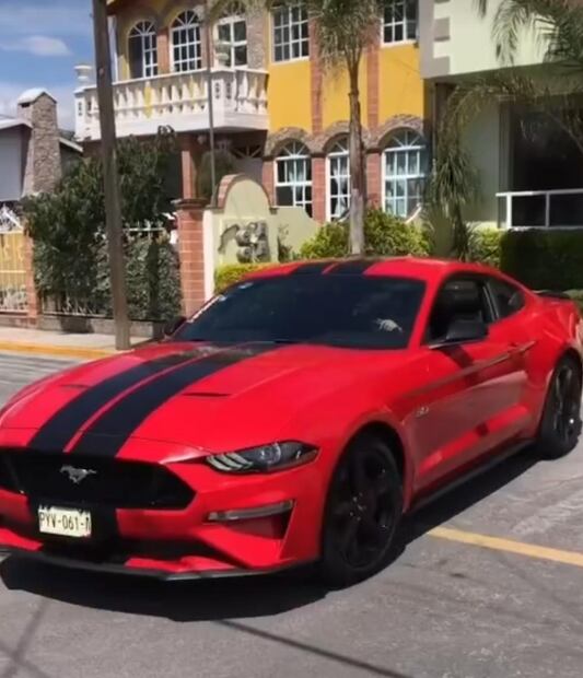 Heredera de la familia millonaria mexicana presume sus autos de lujo