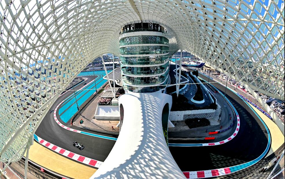 El piloto británico de Mercedes, Lewis Hamilton, conduce durante la primera sesión de entrenamientos libres previos al Gran Premio de Fórmula Uno de Abu Dabi en el circuito Yas Marina de Abud Dabi. Foto: AFP