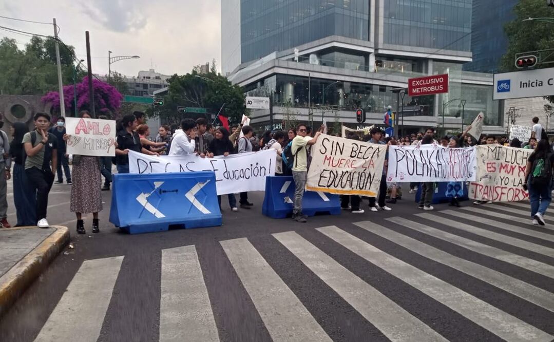 Bloqueo en la esquina de Insurgentes Sur y Copilco en las Inmediaciones de Ciudad Universitaria. Un grupo de estudiantes de la UNAM se quejan de la falta de fondos para el programa de becas Elisa Acuña. FOTO: Especial
