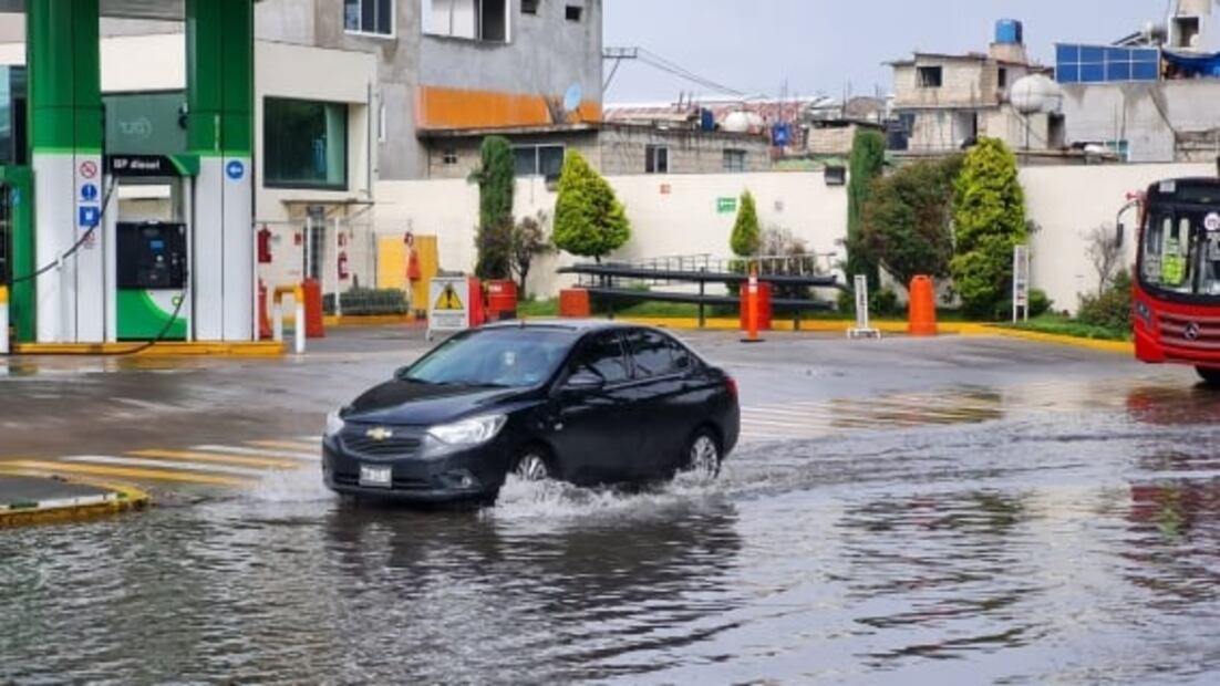 Tras inundaciones, ayuntamiento de San Mateo Atenco despliega operativo para auxiliar a peatones