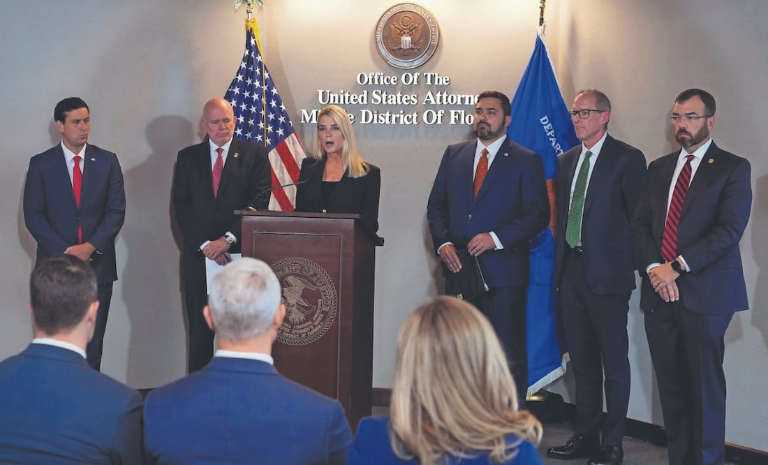 La fiscal general Pam Bondi, ayer durante una conferencia de prensa sobre tráfico de personas en Tampa, Florida. Foto: de Chris O'Meara. AP
