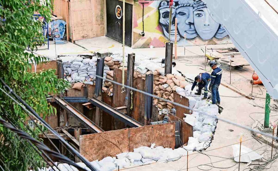 En la reparación del socavón participan hasta 50 personas y maquinaria pesada. Foto: Carlos Mejía / EL UNIVERSAL