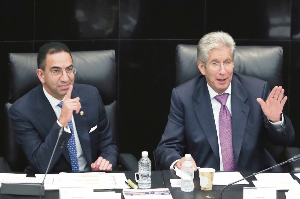 El senador del PAN, Javier Lozano, acompaña al secretario de Comunicaciones y Transportes, Gerardo Ruiz Esparza, durante la comparecencia con motivo de la glosa del 4to Informe de Gobierno (LUCÍA GODÍNEZ. EL UNIVERSAL)