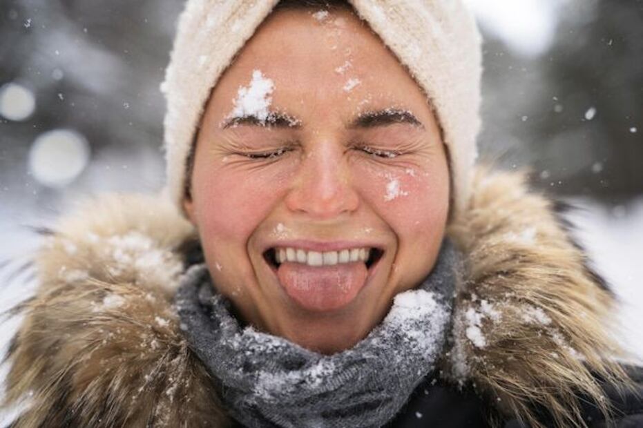 Las bajas temperaturas provocan que el aire se vuelva más seco, lo que disminuye la humedad natural de la piel. Fuente: Freepik.