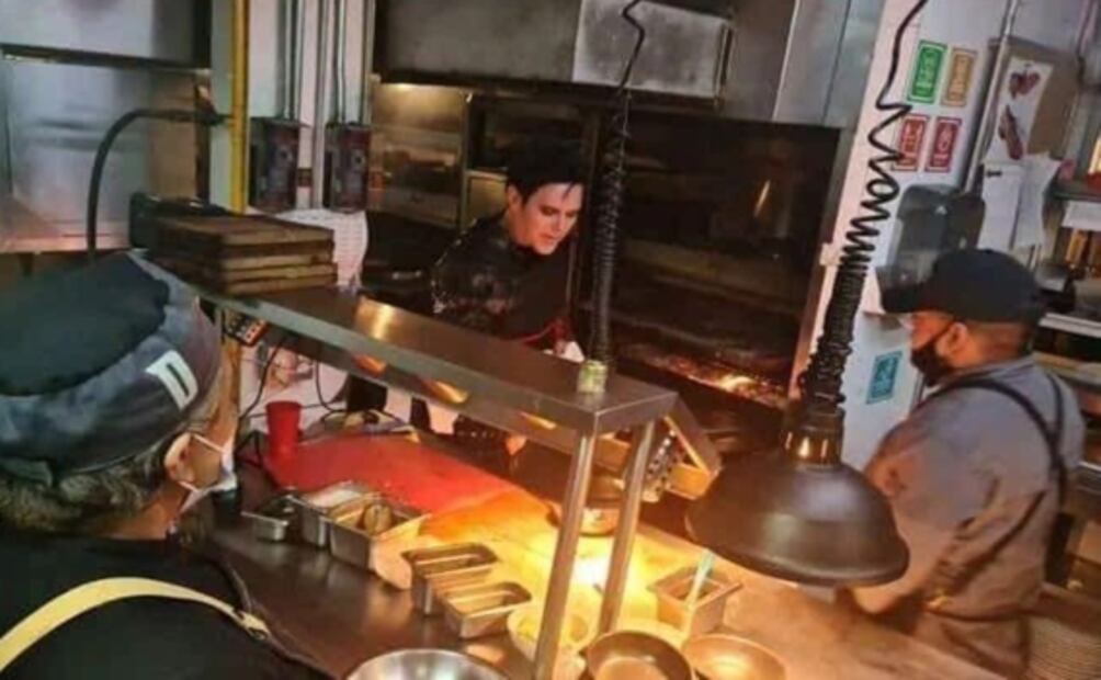 Richard Kruspe, de Rammstein, come tacos tras tocar en el Zócalo