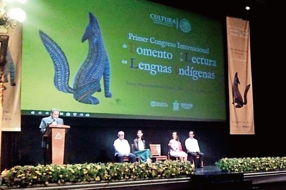 La reunión de especialistas, como el lingüista Fernando Nava, fue inaugurada ayer en el teatro Macedonio Alcalá de Oaxaca (CARLOS RAMÍREZ. EL UNIVERSAL)