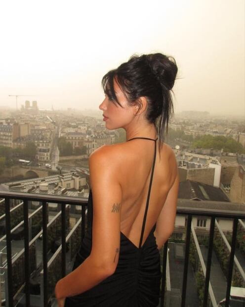 Dua Lipa enseña cómo llevar un vestido lencero de escote infinito