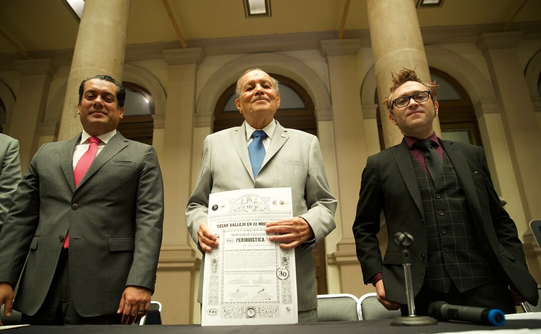 El periodista Pablo Robles (centro) recibió el premio en Ciudad de México.