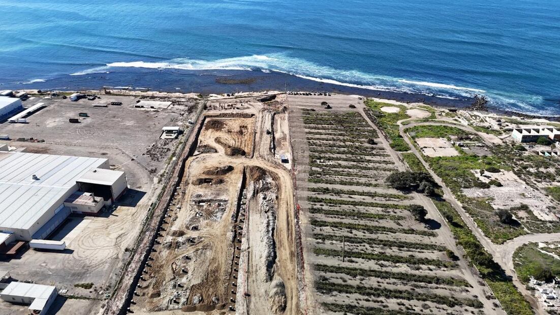 Foto aérea de la playa 3M de Ensenada, donde la empresa acuícola Pacífico Acuaculture mantiene obras de construcción.
