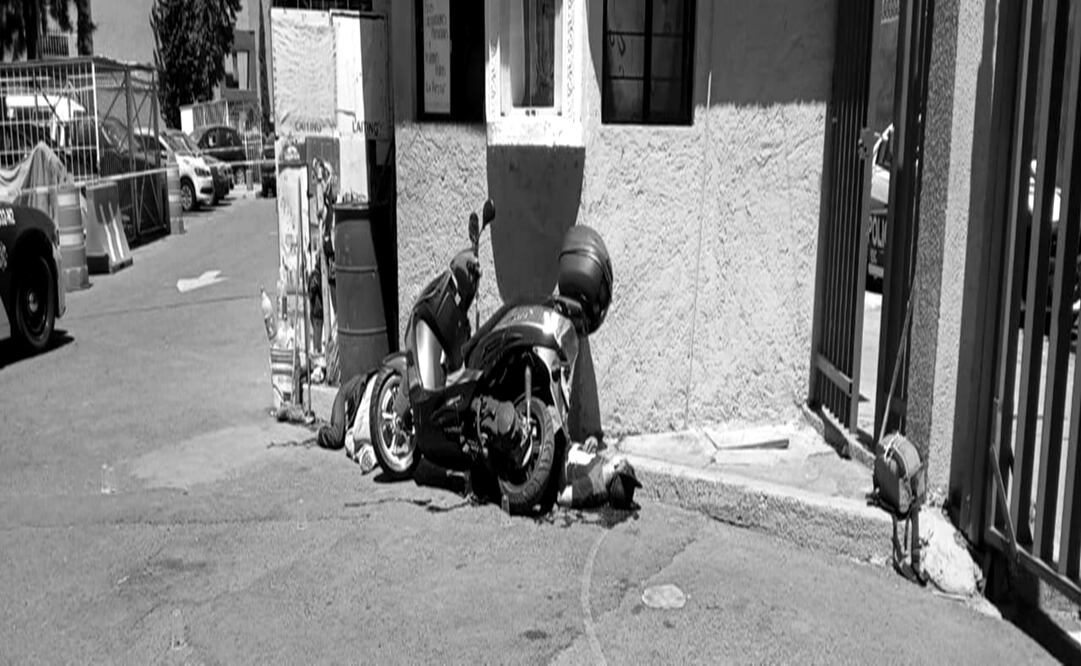 Los jóvenes quedaron a unos metros de la banqueta, uno debajo de la motoneta color rojo en donde circulaban. Foto: Especial 