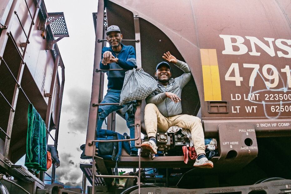 Los integrantes del grupo esperan a los migrantes en el cruce ferroviario de San Fernando, porque es el mejor lugar para ayudar al mayor número. Foto: Diana Valdez | El Universal