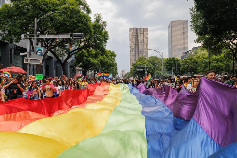 Así luce la bandera LGBT+ durante la marcha a la altura de Av. Juárez. (Foto: Yaretzy M. Osnaya El Universal)