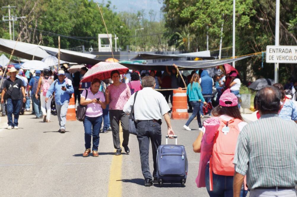 Bloqueos al aeropuerto. Grupos de maestros de la Sección 22 reactivaron los bloqueos a los accesos del Aeropuerto Internacional Benito Juárez y a la terminal de autobuses (EDWIN HERNÁNDEZ. EL UNIVERSAL)