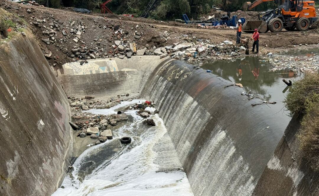 Los trabajos de maniobras para retirar el tapón de basura concluyeron a los 13:40 de la tarde de este domingo / Foto: Especial