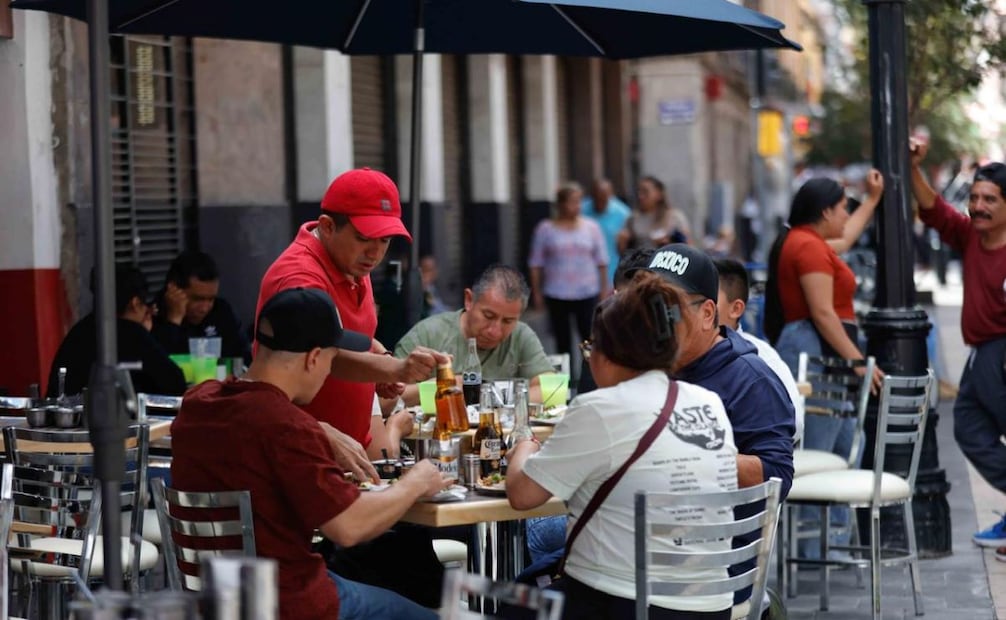 Para no fallar a la tradición, algunos capitalinos se dieron citas en cantinas y bares para continuar con la celebración del 16 de septiembre.
Foto: Diego Simón Sánchez