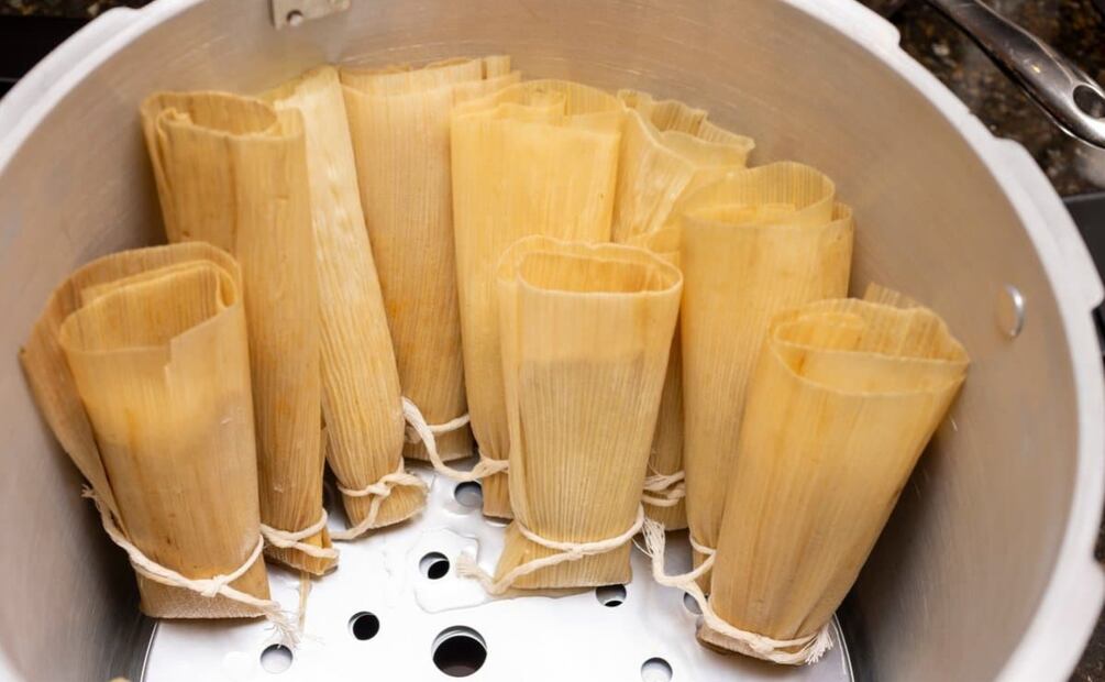 Sigue este consejo para que tus tamales queden bien cocidos. Foto: Freepik
