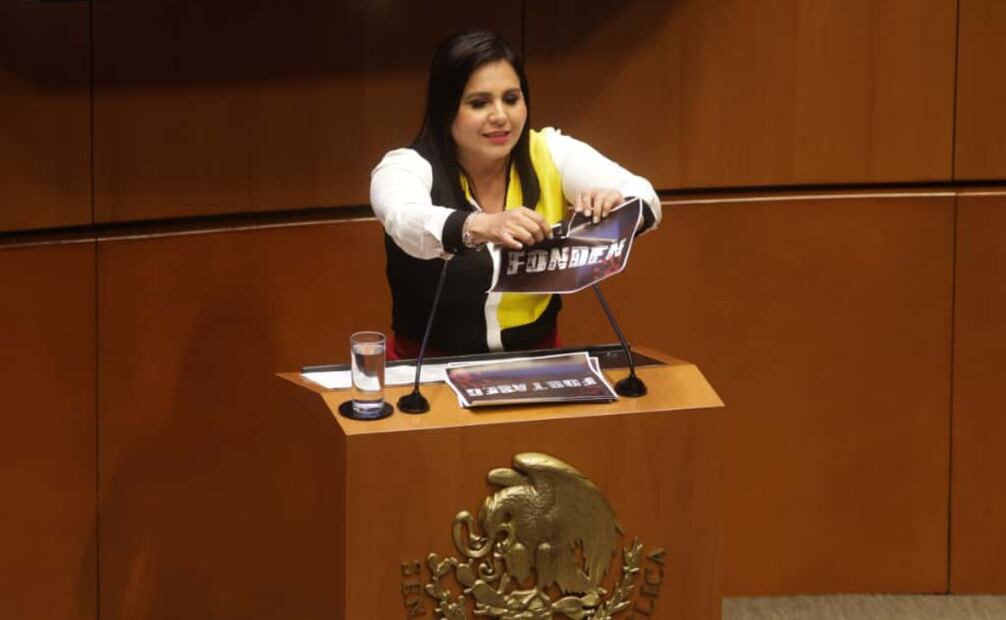 La senadora panista Mayuli Latifa rompe una hoja con la palabra "Fonden" durante la sesión del Senado de la República en que se discute el proyecto de reforma a la Ley de Amparo. Foto: Carlos Mejía/ EL UNIVERSAL