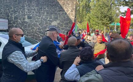 Chocan manifestantes frente a embajada de Cuba