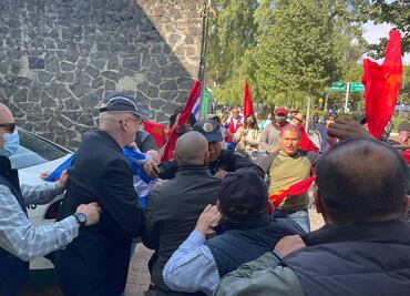 Chocan manifestantes frente a embajada de Cuba